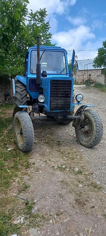 Mavi rəngli MTZ tipli təkərli traktor - Tam kabinalı quruluş, geniş — 10