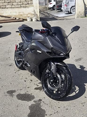 statır: Sport tipli yol motosikleti – qara/boz rəngdə, aqressiv aerodinamik — 4