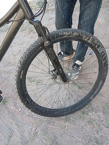 velosibet mtb: Qara rəngli dağ velosipedi. Sadə və möhkəm çərçivə quruluşuna — 4