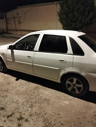 bmw e60 fara: Ağ rəngli 4 qapılı sedan avtomobil. Xüsusiyyətlər: - Ban növü: Sedan — 6