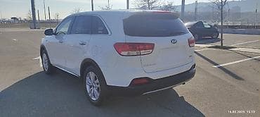 7 yerlik avtomobillər: Kia Sorento – ağ rəngli, şəhər və uzun məsafələr üçün geniş və rahat — 5
