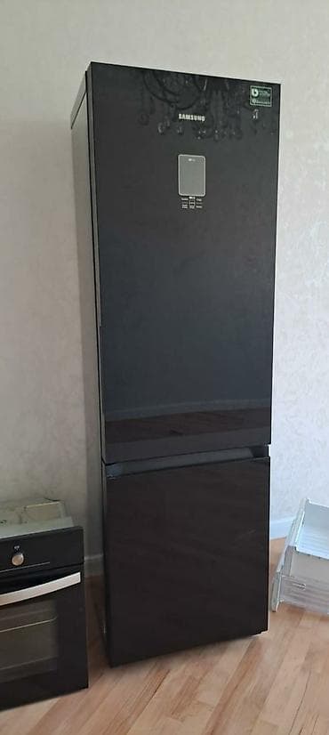 odul soba: Soyuducu samsung firmasidir 2800 manata alınıb içərisində ve çölündə — 2