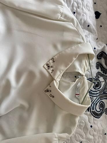 Svitşotlar: Ağ rəngli qadın koftası/bluz. - Yüksək yaxalı dizayn, asimmetrik — 2