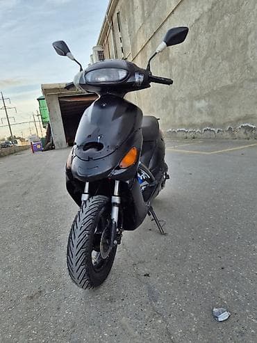 Şəhər içi sürüş üçün kompakt skuter - Rəng: qara, mat tərz - Gövdə