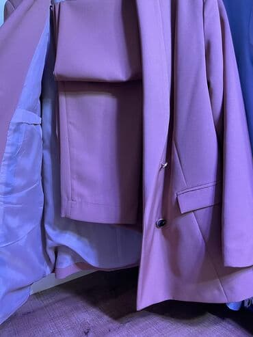 topik geyim: Kostum 40 manata satılır 3 defe geyinilib temiz ve seliqelidir — 1