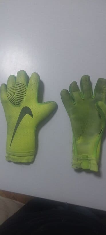 futbol butsları: Bu neon yaşıl Nike qapıçı əlcəkləri, hərbi yaşıl Nike loqosu və barmaq — 1