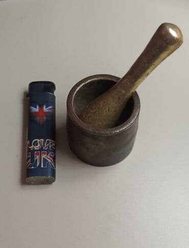 BuKiçik, dairəvi dəstəyi olan ədviyyat əzən dəst və qabdan ibarətdir