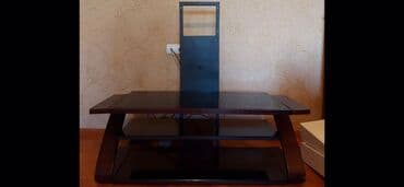 şüşe masa: İşlənmiş, Düz TV altlığı, Polkalı, Şüşəli, Türkiyə — 1