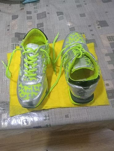 Neon-yaşıl və gümüşü rənglərin kombinasiyasında cəlbedici idman lalafo.az -da Neon-yaşıl və gümüşü rənglərin kombinasiyasında cəlbedici idman
