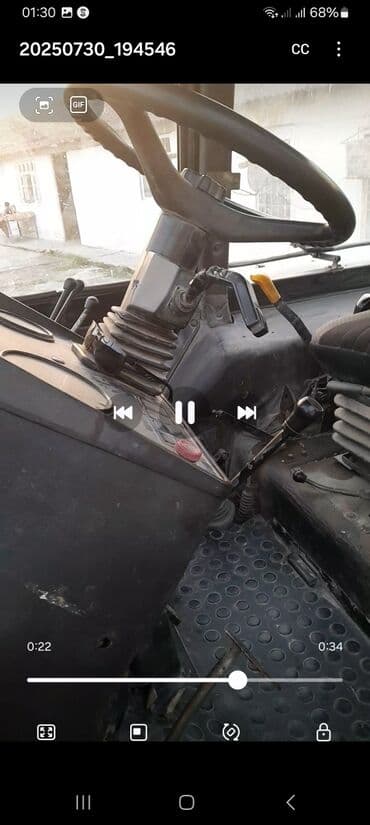 təkər ölçüləri: Ön hissəsində geniş qara radiator barmaqlığı və iki böyük fənəri olan — 3