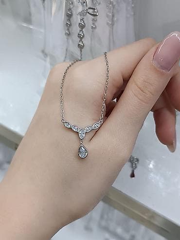 Kişi ayaqqabıları: Zərif gümüş rəngli boyunbağı – V formalı dizayn, zəncir boyunca — 1