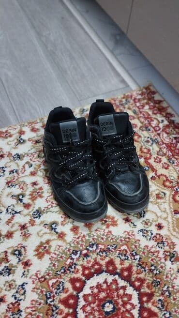 Ayaqqabılar: Qiyinilmiş ayagabidi cırıq zad yoxdu — 1