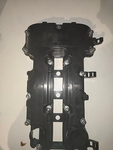 mercedes mator: Bu, avtomobil mühərriki üçün qara rəngdə klapan qapağıdır. Üzərindəki — 5