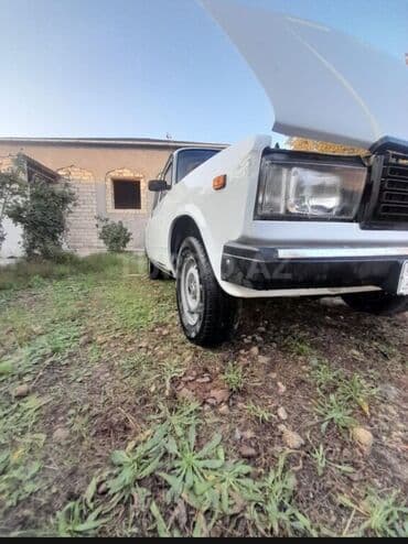 ваза богемия: VAZ 2107 sedan – klassik ağ rəngdə, 4 qapılı, arxa ötürücülü. Xarici — 2