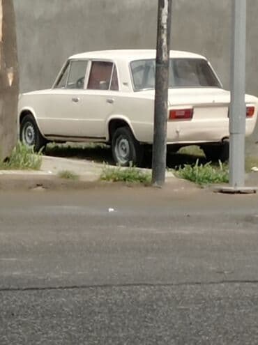ваза напольная стеклянная высокая без узора: Model: VAZ 2106 sedan Xüsusiyyətlər: - Rəng: ağ, 4 qapı - Mexaniki — 14