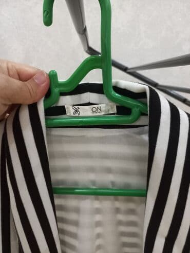 qadınlar üçün tvid jaketlər: Zolaqlı qadın blezeri – ON Fashion - Rəng: qara-ağ - Naxış: eninə və — 3