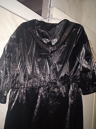 plaş: Qadınlar üçün qara parıltılı kapüşonlu nazik yağmurluq/pencək.Az — 2