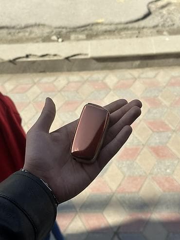 Elektron siqaret (vape) cihazı - Kompakt, ovuca sığan gövdə - Parlaq