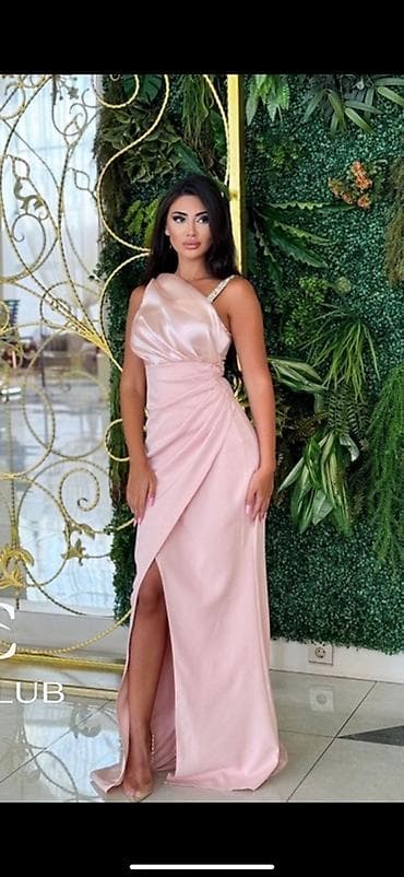 Zərif gecə/libas – açıq pudra çalarda, atlas parıltılı kumaşdan