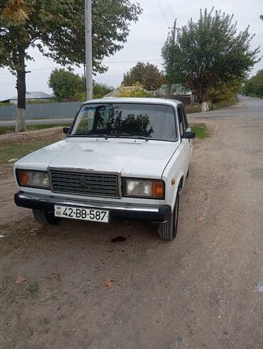 диски на т5: Lada (VAZ) 2107 modeli, ağ rəngdə sedan tipli avtomobil. Avtomobilin — 3