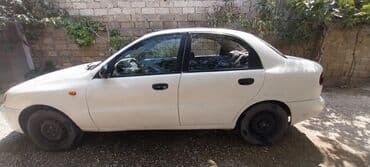 niva 4 qapi: Ağ rəngli 4 qapılı sedan - Korpus: kompakt sedan kuzovu, ağ rəng — 2