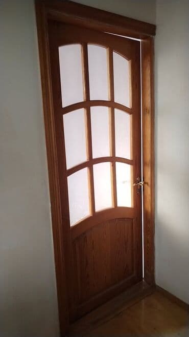 купить дверь межкомнатную: Bu, daxili məkanlar üçün nəzərdə tutulmuş taxta qapıdır. Qapı yuxarı — 1