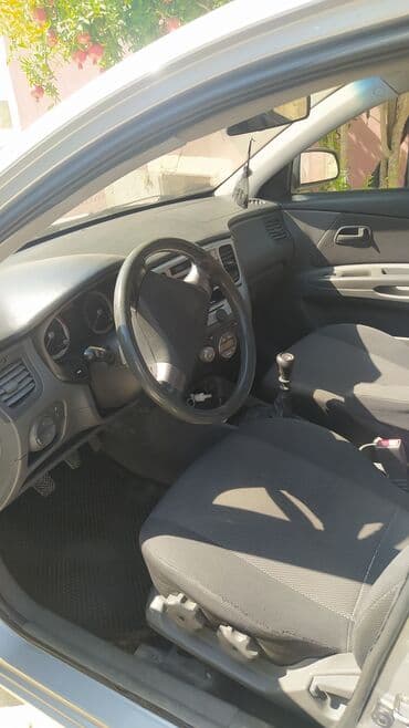 багажник на крышу баку: Kia Rio hatchback – gümüşü rəngdə, kompakt və qənaətcil şəhər — 8