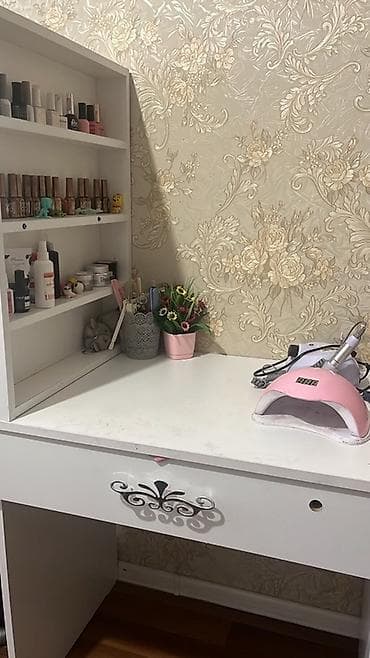 Sifarişlə salon mebeli: Manikür üçün iş masası – üstündə rəfli vitrin və geniş iş səthi - — 2