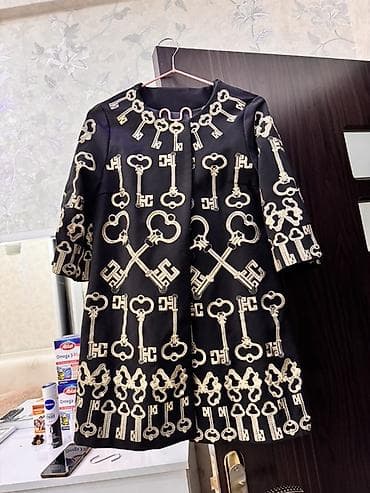 mini çanta: Qadın paltarı – qara rəngdə, qızılı naxışlı - Modell: A-kəsim, qısa — 1