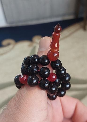 qizil tesbeh: Əqiq dasindan Təsbeh.Imamesi qirmizi Əqiqdi.Ara muncuqlar rubindi(AA) — 1