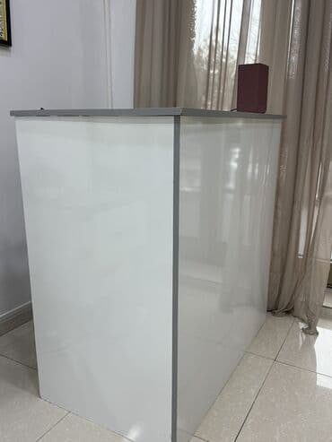 столик для кровати: Resepsiyon/qarşılama masası - Rəng: ağ (parlaq), üst panel boz - — 1