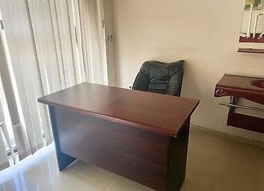 ofis stol: Ofis masası satılır. 120 azn
Mob: (050) 431-30-70 — 1