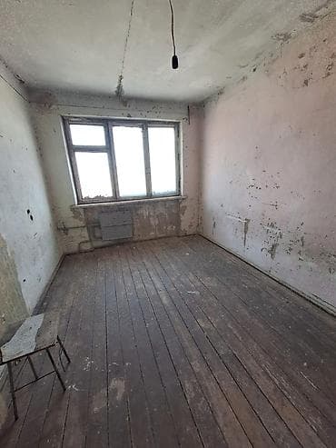 Satilir Söküntüyə düşən Bina,Qaracuxurda 2 Otaq yataxana. Kupcasi var