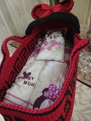 спальни для кукол: Əl işi olan, toxunma, qırmızı və qara rəngli uşaq beşiyi. Beşikdə — 2