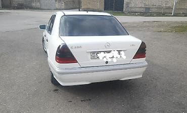 oturacaqlar masin: Mercedes-Benz C-Class sedan - Kuzov: ağ rəngli 4 qapılı sedan — 5
