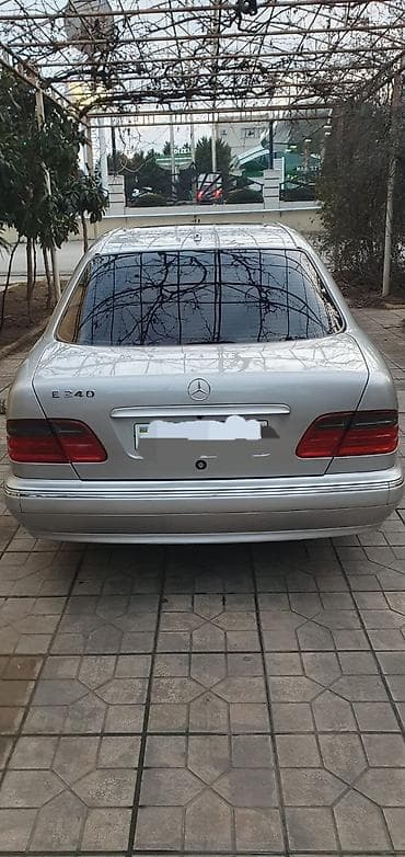 Mercedes-Benz E 240: 2.4 l | 2001 il Sedan — 6