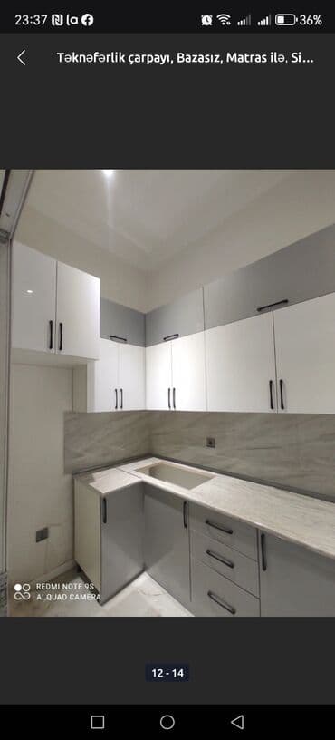 Mətbəx mebeli dəsti müasir dizaynda. Ağ və boz rənglərin kombinasiyası