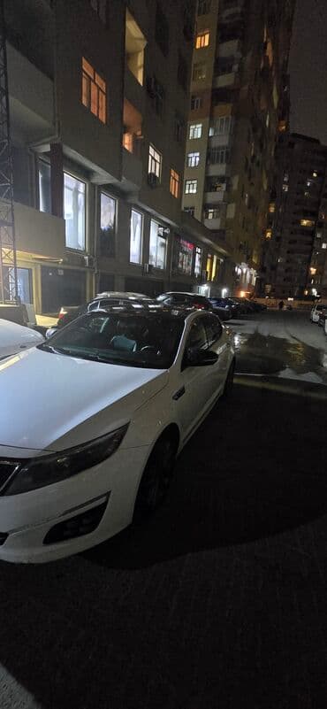 fiat doblo ölüxana: Kia Optima – ağ rəngli sedan Xarici: - Ağ kuzov, qara panoramik dam - — 6