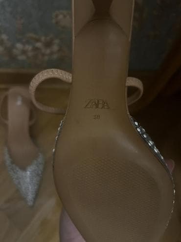 ayaggabı: ZARA qadın ayaqqabısı –160 azn alinib 55 azn satilir.1 dəfə — 2