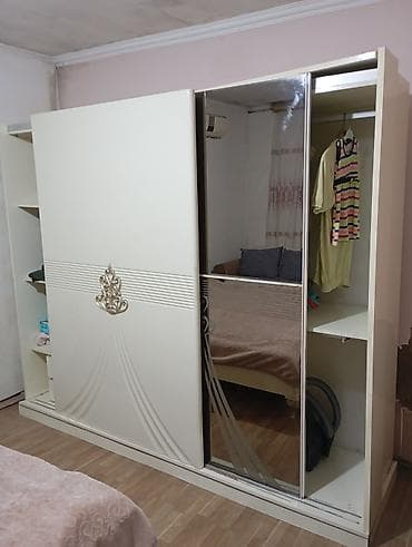 Klassik üslubda ağ rəngli yataq otağı mebel dəsti Tərkibi: - Güzgülü — 3