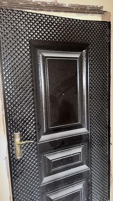 kreditle generator: Metall qapı – dekorativ relyefli panel - Material: metal (polad — 2