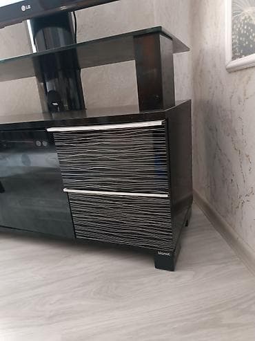 plastic qapi: TV stendi və media konsol - Üst hissədə qalın, möhkəm şüşə rəf – TV — 2