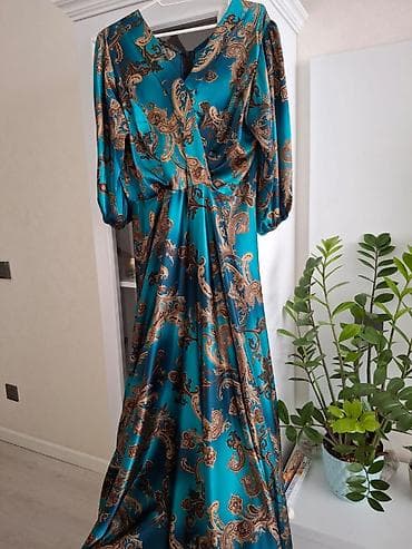 don sumqayit: Zümrüd-mavi rəngdə, qızılı-qəhvəyi şaxpeyzzli naxışlı uzun ziyafət — 1