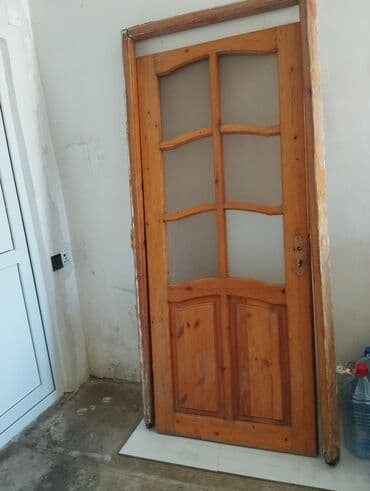 işlenmiş plastik qapilar: Taxta çərçivəli, şüşəli qapı. Qapı otaqlar arasında quraşdırmaq üçün — 1