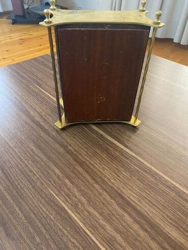 старинные напольные часы для дома: Qedimi saat Bu, qızılı metal çərçivəyə və tünd qəhvəyi taxta yan — 3