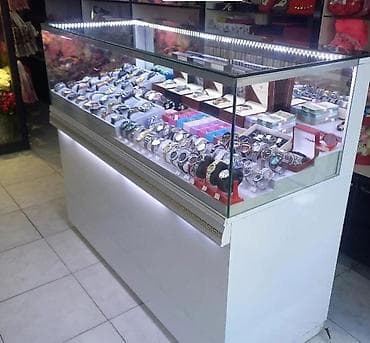 Vitrin 250 AZN. Ölçü uz 140 sm, hun 120 sm. Eni 70 sm. Ünvan — 1