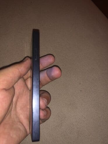 Digər mobil telefonlar: Qara rəngdə düyməli telefon, əsas zəng və mesaj funksiyaları üçün — 3