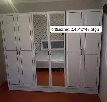 plasdik qapi: Ağ rəngdə, çox bölməli paltar şkafı. Ön hissədə 6 qapı var, mərkəzdə 2 — 1