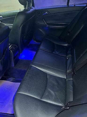 kia satisi: Mercedes-Benz C-Class sedan (W203), qara rəng. - Kuzov: 4 qapılı — 5