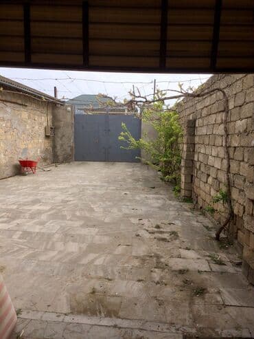 дом студия: Maştağa mərkəzdə 4 sotun içində 3 otaq 1 studia mətbəx.Ev məktəbə — 10